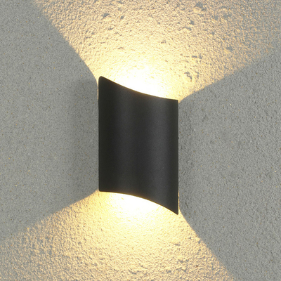 Extérieur à travers la double lumière dirigée irrégulière lumineuse de mur imperméable